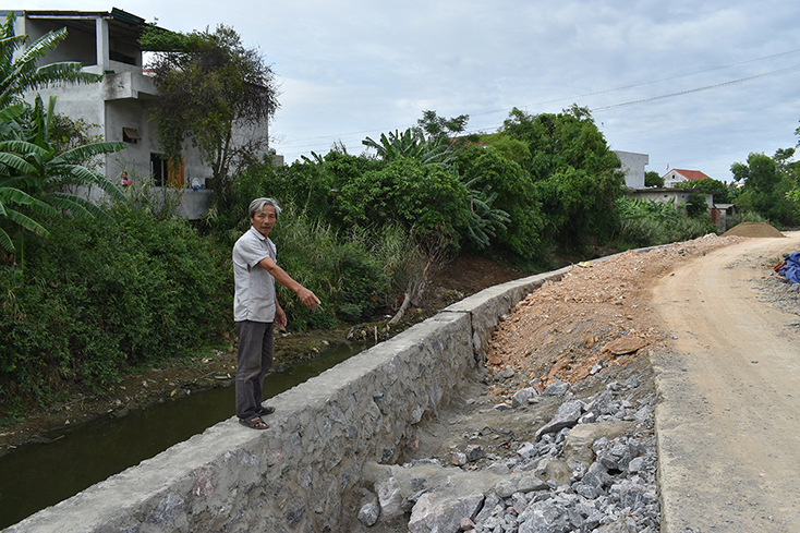Công trình kè chống sạt lở hói Xuân Hồi-Đông Thành, xã Liên Thủy (huyện Lệ Thủy) đang được xây dựng.