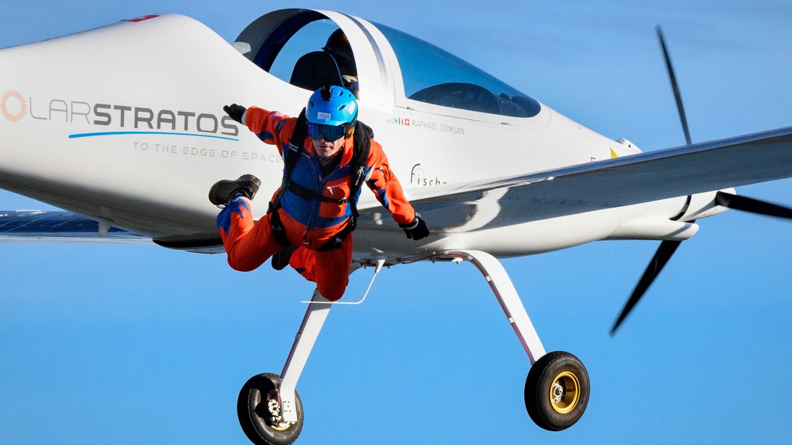 Vận động viên nhảy dù từ máy bay chạy bằng năng lượng Mặt Trời. Ảnh: news.sky.com