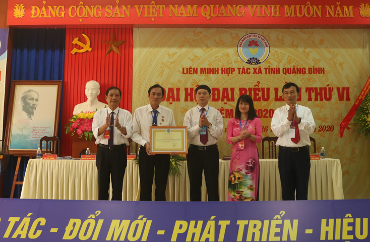 Lãnh đạo Liên minh HTX Việt Nam tặng bằng khen cho các tập thể, cá nhân đạt thành tích xuất sắc trong phong trào phát triển HTX trong thời gian vừa qua