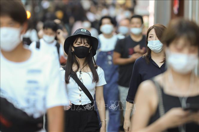 Người dân đeo khẩu trang phòng lây nhiễm COVID-19 khi di chuyển trên đường phố tại Tokyo, Nhật Bản, ngày 20-8-2020. Ảnh minh họa: THX/TTXVN