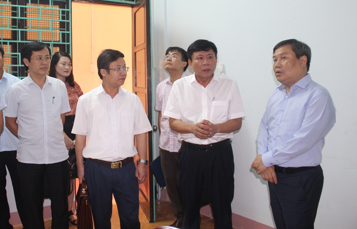Đồng chí Bí Thư Tỉnh ủy thăm Trung tâm dữ liệu điện tử của tỉnh Quảng Bình đặt tại Sở Thông tin và Truyền thông. 