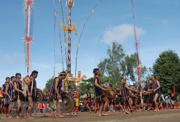 Bài cồng chiêng mừng lúa mới dân tộc Jơ Rai. Không gian văn hóa Cồng chiêng Tây Nguyên đã được UNESCO công nhận là Kiệt tác truyền khẩu và Di sản văn hóa phi vật thể của nhân loại ngày 25-11-2005. (Ảnh: Sỹ Huynh/TTXVN)