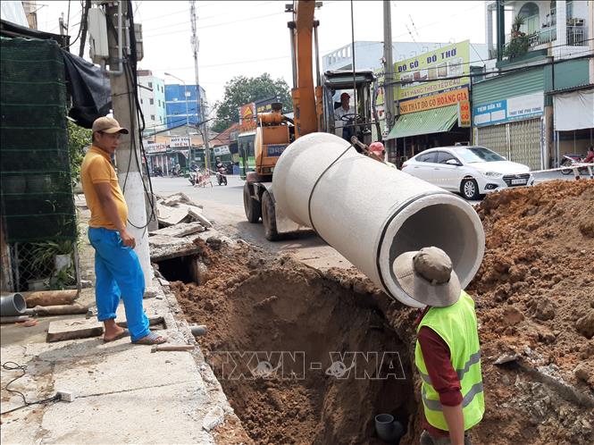 Công trình cải tạo hệ thống thoát nước, vỉa hè bằng vốn đầu tư công trên đường Cách Mạng Tháng Tám, thành phố Thủ Dầu Một, tỉnh Bình Dương. Ảnh: Chí Tưởng/TTXVN