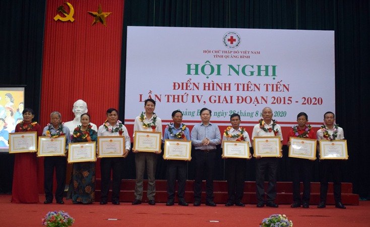 Đồng chí Nguyễn Tiến Hoàng, Tỉnh ủy viên, Phó Chủ tịch UBND trao Bằng khen Chủ tịch UBND tỉnh cho tập thể, cá nhân có thành tích xuất sắc trong phong trào thi đua yêu nước Hội CTĐ giai đoạn 2015-2020. 