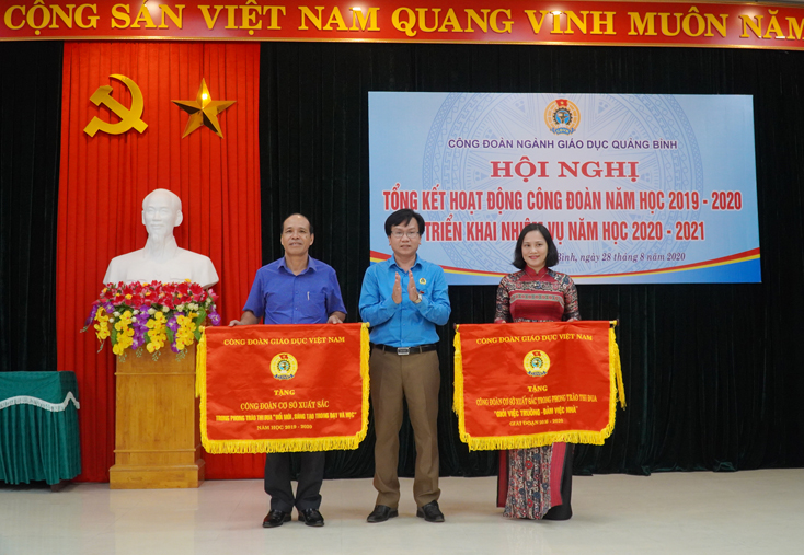 2 tập thể Công đoàn Trường THPT chuyên Võ Nguyên Giáp và Công đoàn Trường THPT Lệ Thủy được Công đoàn Giáo dục Việt Nam tặng Cờ thi đua xuất sắc.