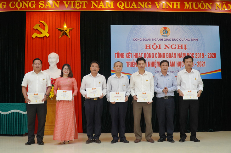 Các cá nhân được tặng Kỷ niệm chương “Vì sự nghiệp xây dựng tổ chức công đoàn” của Tổng LĐLĐ Việt Nam.