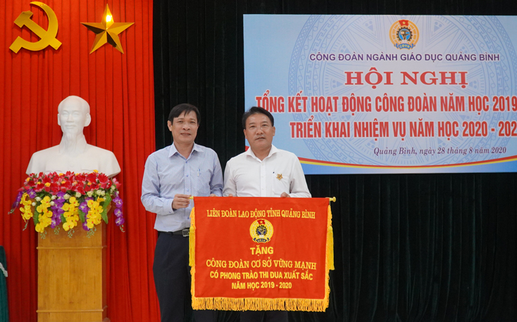 Lãnh đạo LĐLĐ tỉnh tặng Cờ thi đua xuất sắc cho Công đoàn Trường THPT Lương Thế Vinh.