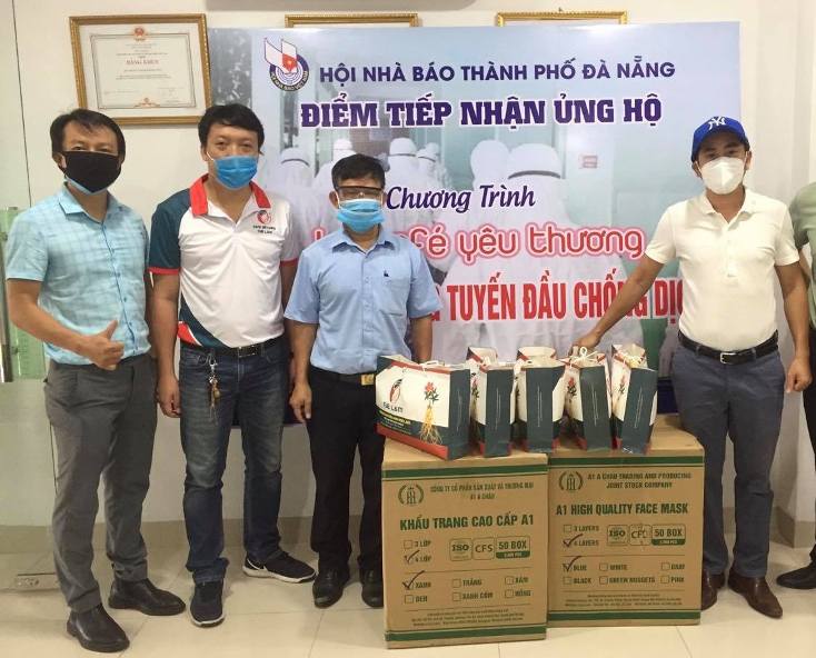Đại diện Công ty TNHH Nông nghiệp công nghệ cao Tuệ Lâm trao hỗ trợ cho Hội Nhà báo TP. Đà Nẵng.