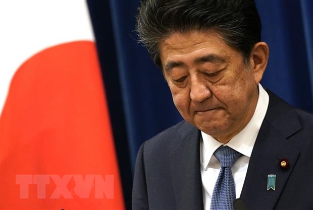 Thủ tướng Nhật Bản Abe Shinzo trong cuộc họp báo ở Tokyo ngày 28-8. (Ảnh: AFP/TTXVN)