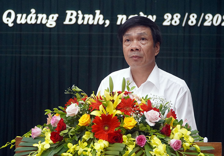 Đồng chí Phó Chủ tịch Thường trực phụ trách HĐND tỉnh Nguyễn Công Huấn phát biểu kết luận tại kỳ họp