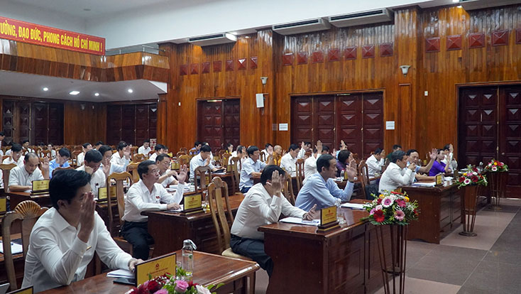 Các đại biểu biểu quyết thông qua các Nghị quyết