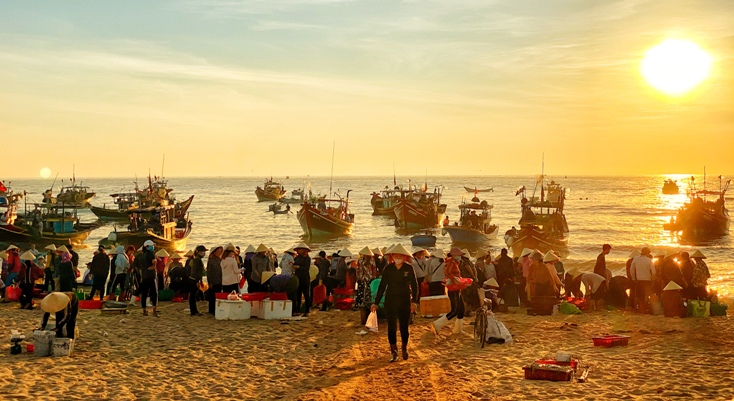Cả khu chợ cá nhộn nhịp, rực rỡ như một bức tranh đa sắc màu. 