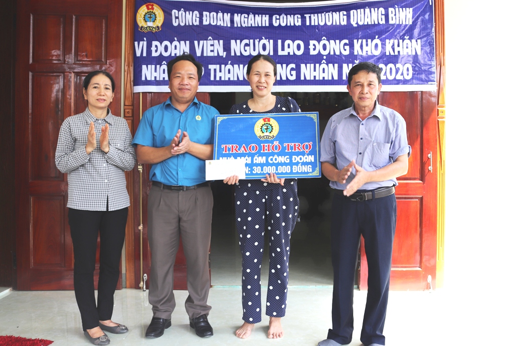    Công đoàn ngành Công Thương hỗ trợ 30 triệu đồng giúp bà Lê Thị Bích Liên xây nhà  