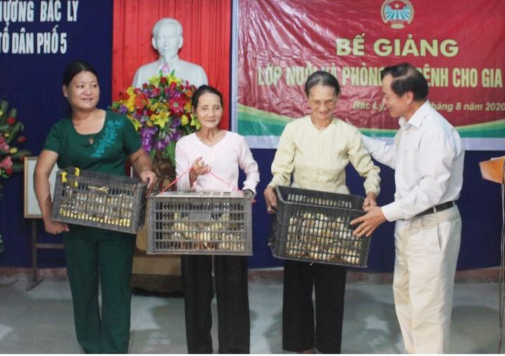  Đại diện Hội Bảo trợ người tàn tật và trẻ mồ côi tỉnh tặng gà giống cho học viên.