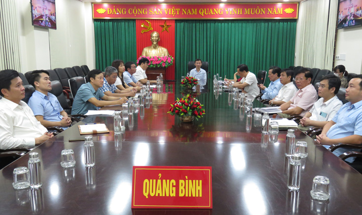 Đại diện lãnh đạo các sở, ban, ngành, đơn vị, địa phương liên quan tham dự tại điểm cầu Quảng Bình.