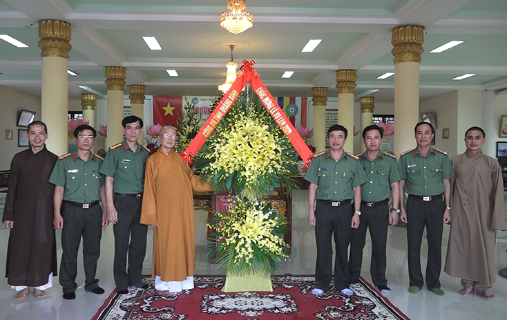 Lãnh đạo Công an tỉnh tặng hoa chúc mừng Giáo hội Phật giáo Việt Nam tỉnh nhân dịp Lễ Vu lan báo hiếu.