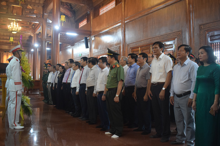 Đoàn đại biểu lãnh đạo tỉnh dành phút mặc niệm tưởng nhớ công ơn của Chủ tịch Hồ Chí Minh và các Anh hùng Liệt sỹ 