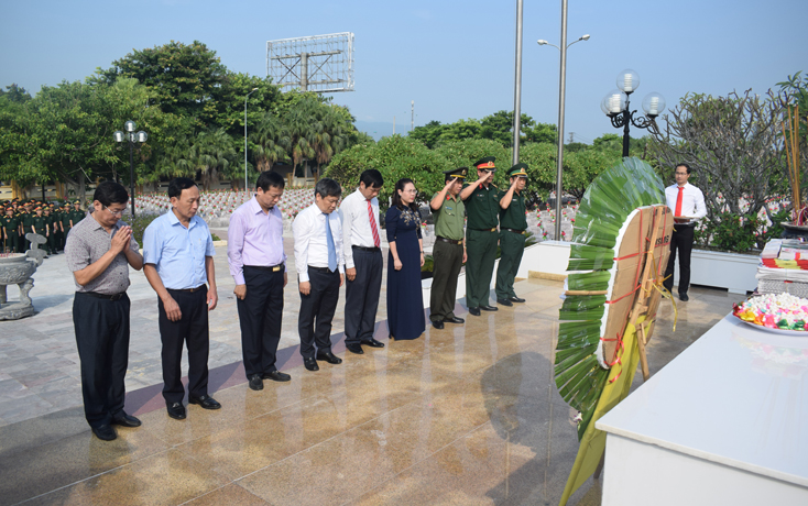 Đoàn đại biểu lãnh đạo tỉnh đặt vòng hoa và dâng hương tại Nghĩa trang Liệt sỹ Ba Dốc