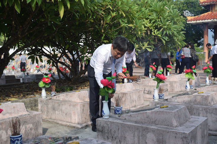 Đồng chí Vũ Đại Thắng, Ủy viên dự khuyết Ban Chấp hành Trung ương Đảng, Bí thư Tỉnh ủy thắp hương lên các phần mộ Liệt sỹ