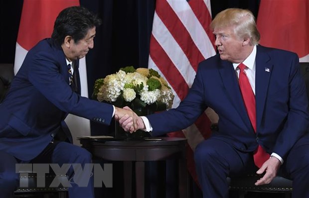  Tổng thống Mỹ Donald Trump (phải) và Thủ tướng Nhật Bản Abe Shinzo trong cuộc gặp tại New York, Mỹ ngày 25-9-2019. (Ảnh: AFP/TTXVN)