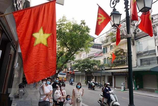 Đường phố rực rỡ cờ đỏ sao vàng trong ngày Quốc khánh 2-9. (Ảnh: Khánh Hòa/TTXVN)