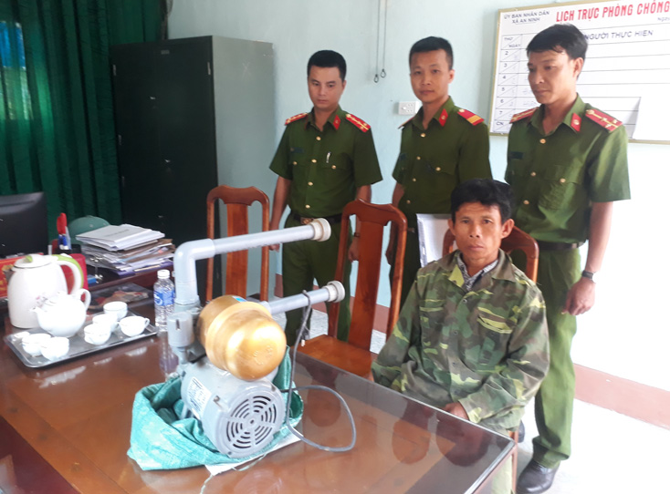 Tại Công an xã An Ninh: Đối tượng Trần Viết Quý cùng tăng vật của vụ trộm đã thừa nhận hành vi trộm cắp máy bơm tại chù Kim Nại.