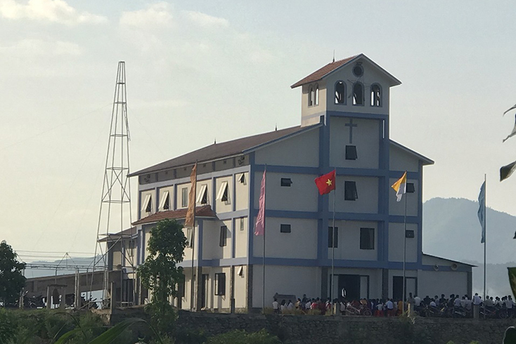Giáo họ Kinh Thanh, xã Châu Hóa, huyện Tuyên Hóa hưởng ứng việc treo cờ Tổ quốc dịp Quốc khánh 2-9.