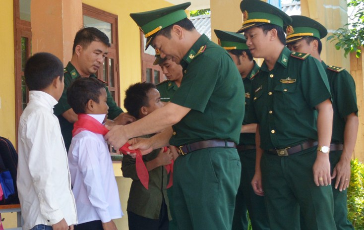 Đại tá Trịnh Thanh Bình, Chỉ huy trưởng BĐBP tỉnh động viên các em học sinh người Rục.