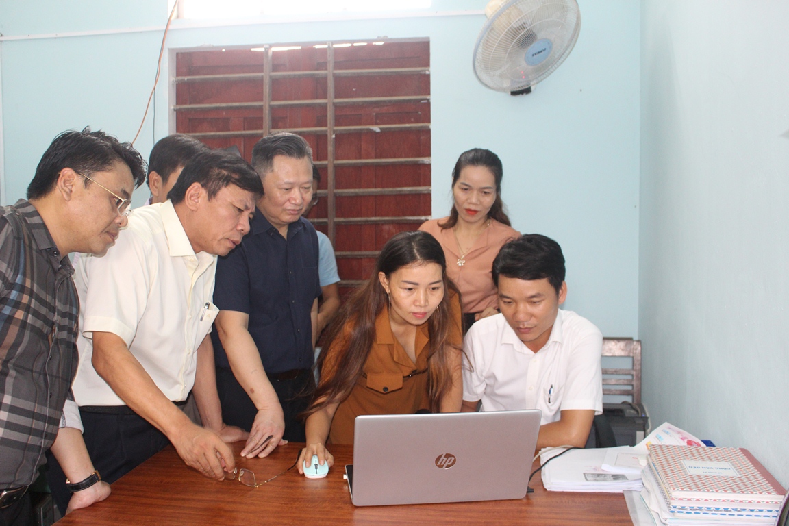 Đồng chí Phó Chủ tịch UBND tỉnh Nguyễn Tiến Hoàng kiểm tra thực tế tình hình triển xây dựng CQĐT ở xã Minh Hóa.