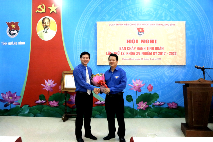 Đồng chí Nguyễn Văn Sáu, Phó Bí thư Tỉnh đoàn tặng hoa chúc mừng đồng chí Đặng Đại Bàng, Bí thư Tỉnh đoàn khóa XV, nhiệm kỳ 2017-2022.