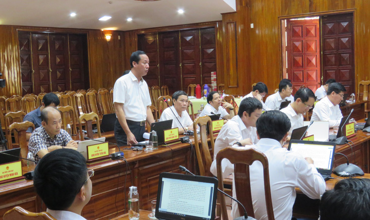 Chủ  tịch UBND huyện Quảng Trạch báo cáo thêm về vấn đề giải phóng mặt bằng các dự án lớn trên địa bàn...