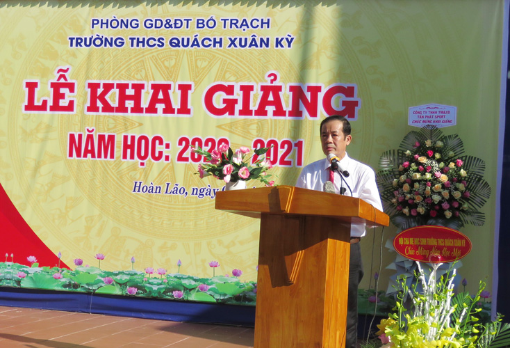 Đồng chí Chủ tịch UBND tỉnh phát biểu khai giảng năm học mới tại Trường THCS Quách Xuân Kỳ.