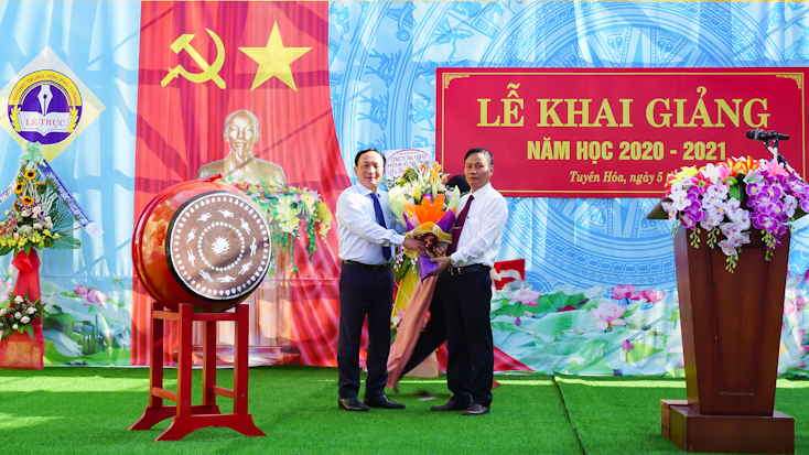 Đồng chí Trần Hải Châu, Ủy viên Ban Thường vụ, Trưởng ban Nội chính Tỉnh ủy tỉnh tặng hoa chúc mừng Trường THPT Lê Trực.