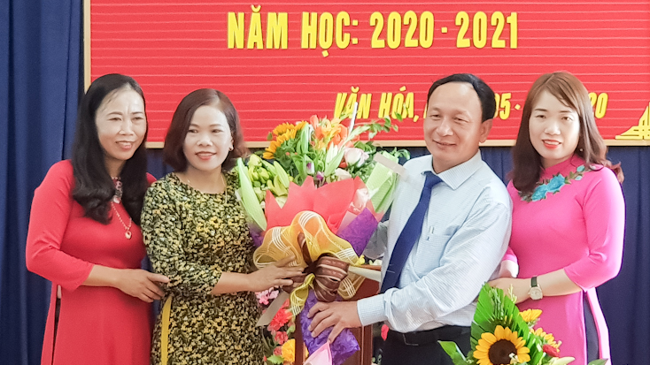 Đồng chí Trần Hải Châu, Ủy viên Ban Thường vụ, Trưởng ban Nội chính Tỉnh ủy tỉnh tặng hoa chúc mừng Trường Mầm non Văn Hóa. 