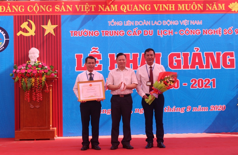 Đồng chí Phó Chủ tịch UBND tỉnh Nguyễn Tiến Hoàng trao bằng khen cho tập thể Trường TC Du lịch-Công nghệ số 9.