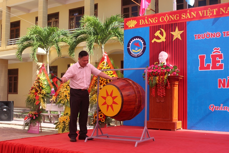 Đồng chí Nguyễn Tiến Hoàng, Tỉnh uỷ viên, Phó Chủ tịch UBND tỉnh đánh trống khai giảng năm học mới của Trường TC Du lịch-Công nghệ số 9.