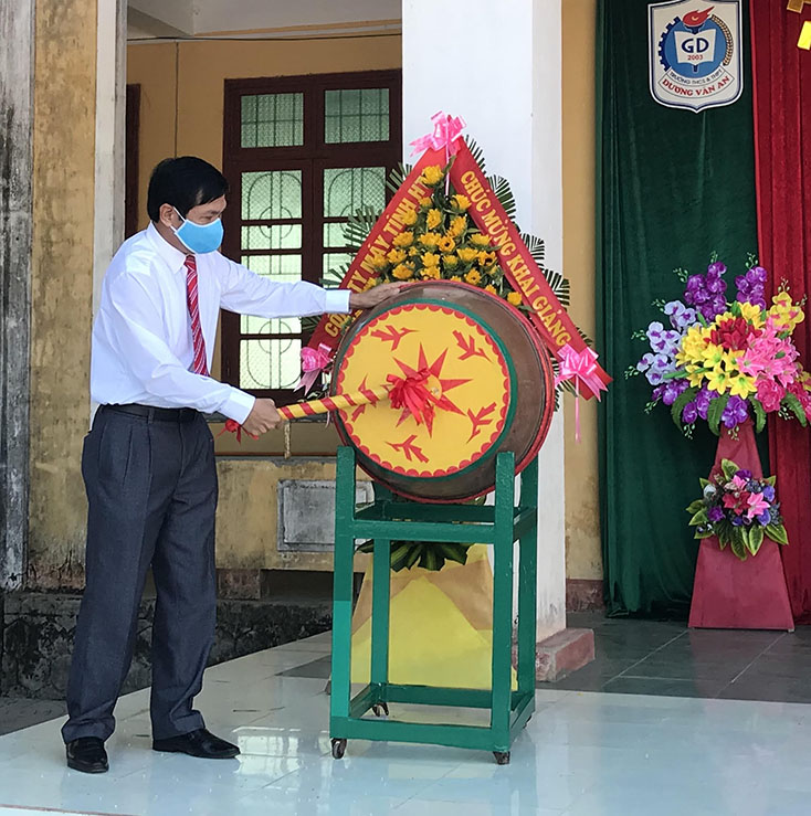 Đồng chí Phó Chủ tịch Thường trực HĐND tỉnh Nguyễn Công Huấn đánh hồi trống khai giảng năm học mới 2020-2021