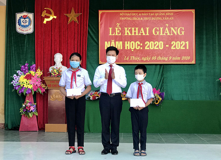 Đại diện lãnh đạo huyện Lệ Thủy tặng học bổng cho học sinh nghèo vượt khó học giỏi của Trường THCS và THPT Dương Văn An