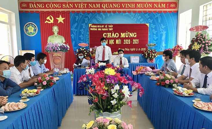 Đồng chí Phó Chủ tịch Thường trực HĐND tỉnh Nguyễn Công Huấn thăm, trò chuyện với tập thể sư phạm Trường mầm non Phong Thủy
