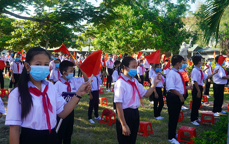 Các em học sinh Trường THCS Quảng Thọ đón chào năm học mới