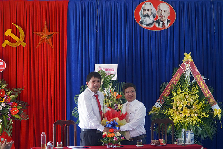 Đồng chí Cao Văn Định Ủy viên Ban Thường vụ, Trưởng Ban Tuyên giáo Tỉnh ủy tặng hoa chúc mừng thầy cô giáo Trường THPT Lê Lợi