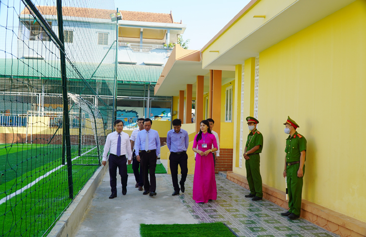 Đồng chí Bí thư Tỉnh ủy kiểm tra cơ sở vật chất của Trường tiểu học Đức Ninh.