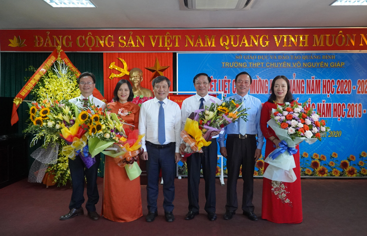 Đồng chí Bí thư Tỉnh ủy Vũ Đại Thắng và lãnh đạo Sở Giáo dục-Đào tạo tặng hoa chúc mừng Ban giám hiệu Trường THPT chuyên Võ Nguyên Giáp.