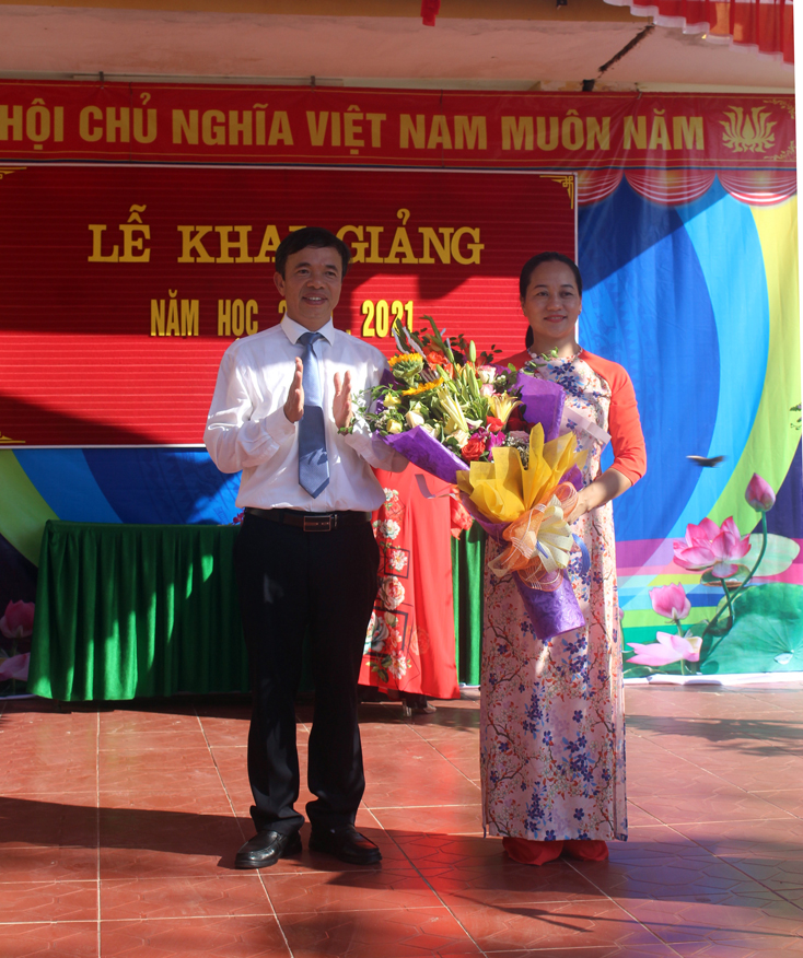 Đồng chí Giám đốc Công an tỉnh tặng hoa cho lãnh đạo Tường THCS xã Hiền Ninh nhân dịp lễ khai giảng năm học mới.