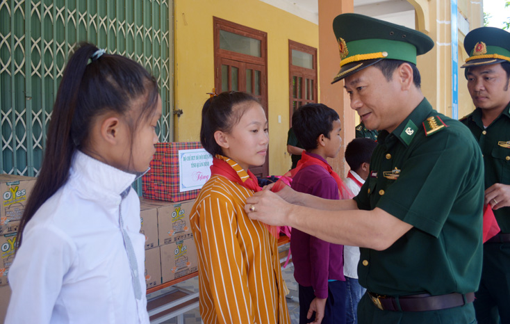 Đại tá Trịnh Thanh Bình, Chỉ huy trưởng Bộ Chỉ huy BĐBP thăm, tặng quà cho các em học sinh đồng bào Rục, xã Thượng Hóa (huyện Minh Hóa).