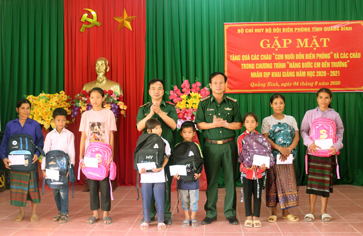 Đại tá Đinh Xuân Hùng, Phó Chính ủy Bộ Chỉ huy BĐBP tặng quà cho các em học sinh con nuôi đồn Biên phòng làng Ho.