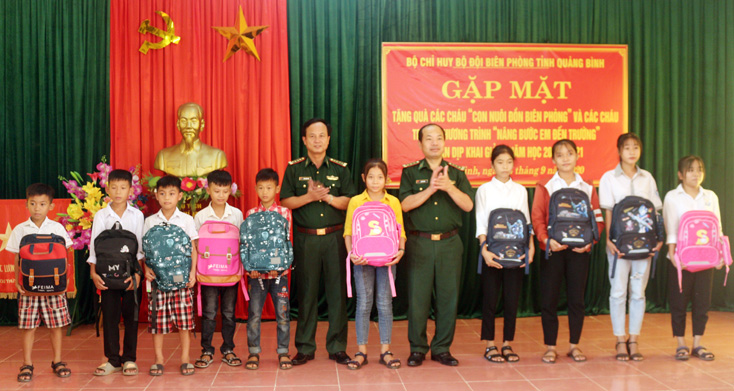 Tặng quà cho các em học sinh khó khăn tại Đồn Biên phòng Ngư Thủy