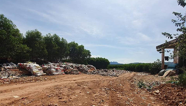 Rác thải được phân loại tại một bãi rác trên địa bàn huyện Lệ Thủy. 
