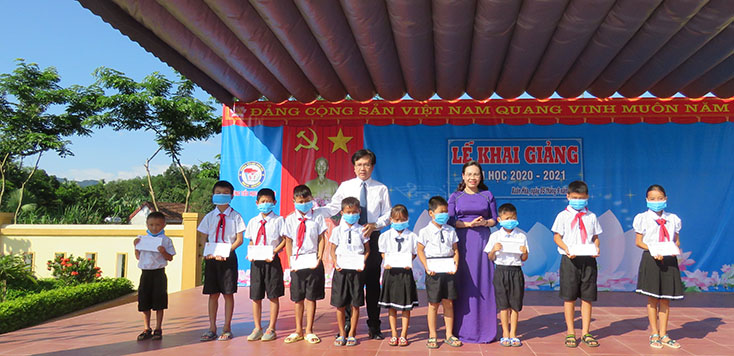 Uỷ ban MTTQ Việt Nam tỉnh tặng quà cho học sinh Trường tiểu học Xuân Hóa.