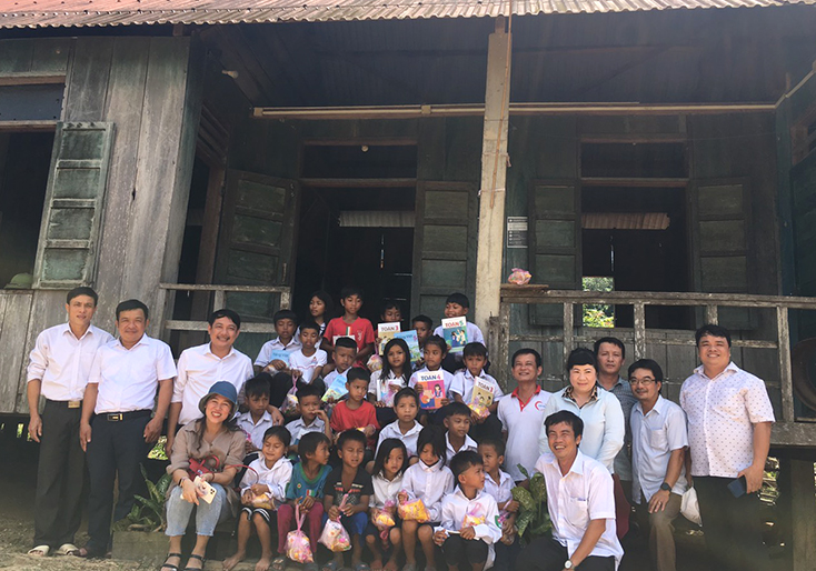 Nhóm thiện nguyện tặng quà học sinh tiểu học tại bản Aki-điểm trường xa nhất và giáp biên giới Việt Nam-Lào.